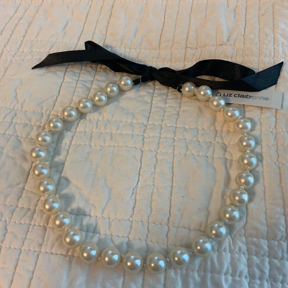 Liz Claiborne Pearl Costume Jewelry Necklace - Picture 4 of 5